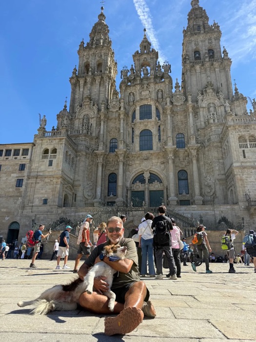 Peregrinos del Camino Francés con su perro en Santiago