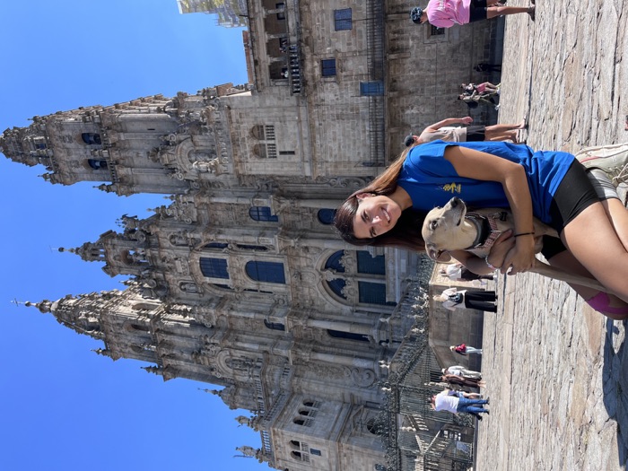 Canigrina con su perro frente a la Catedral de Santiago