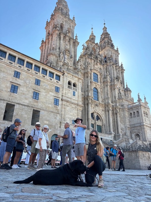 Llegada a la plaza del Obradoiro con perro